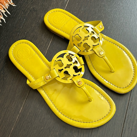 Beautiful and 💯 Authentic Tory Burch sandals - Picture 1 of 2